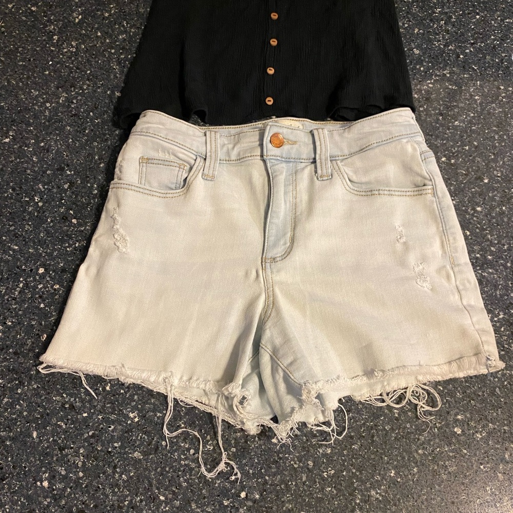 Light Wash Frayed Hem Denim Shorts - Women